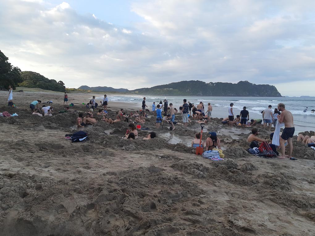 how busy it gets at hot water beach