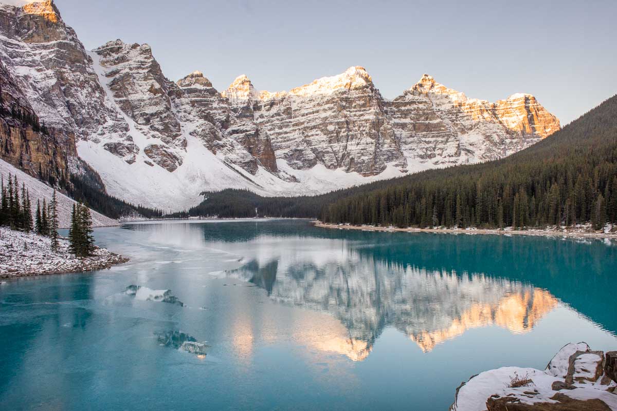 Moraine Lake and the Ten Peaks at sunrise in Banff