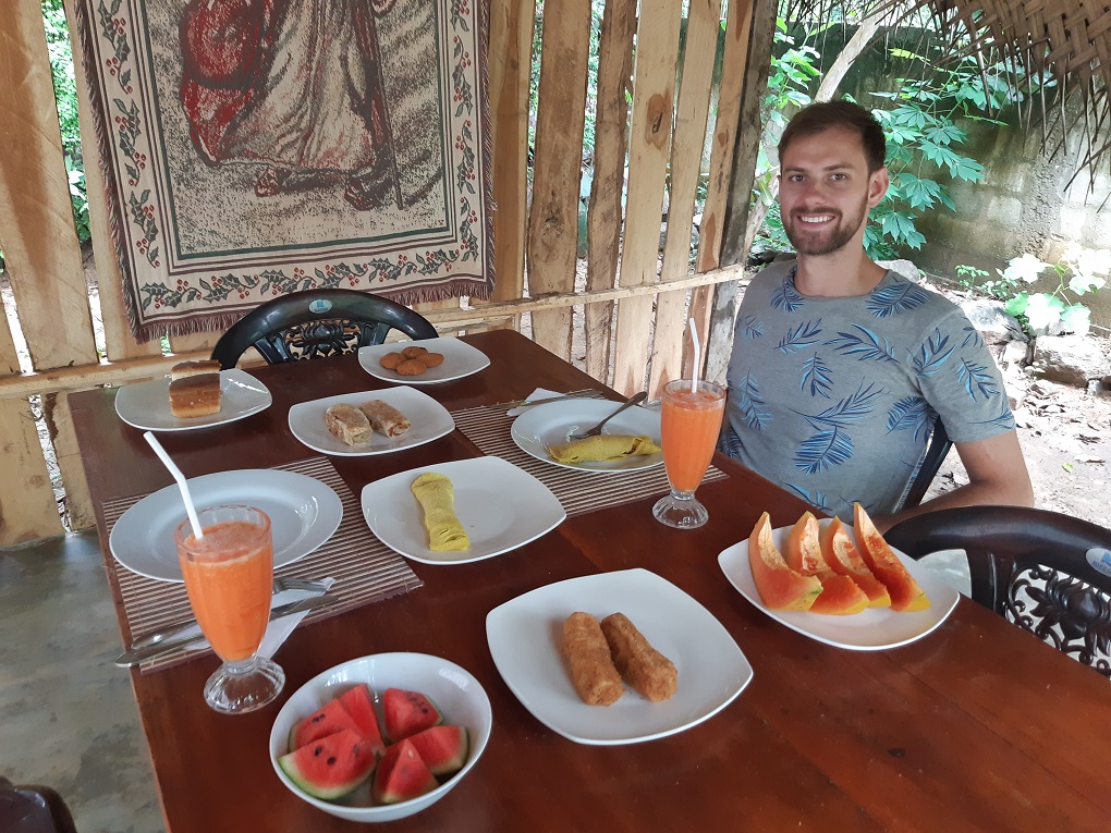 daniel eating sri lankan food in haputale