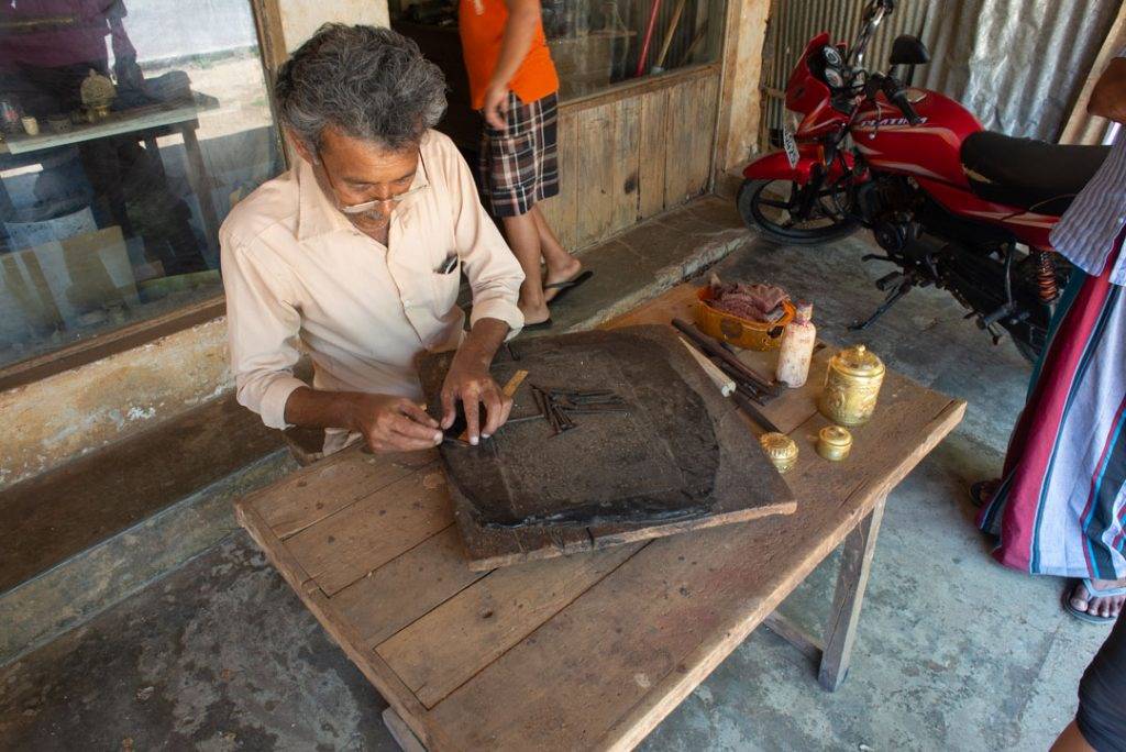 The Sigiriya handyman who makes copper souvenirs 