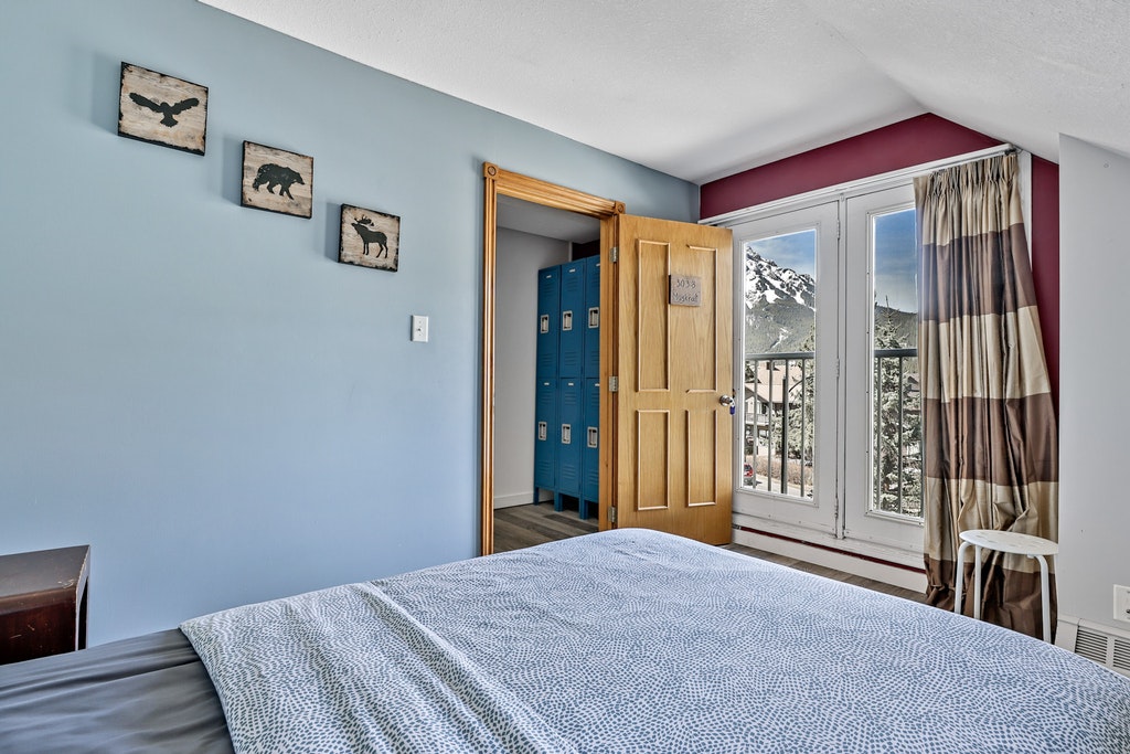room with a mountain view from the window in the Samesun Banff hostel