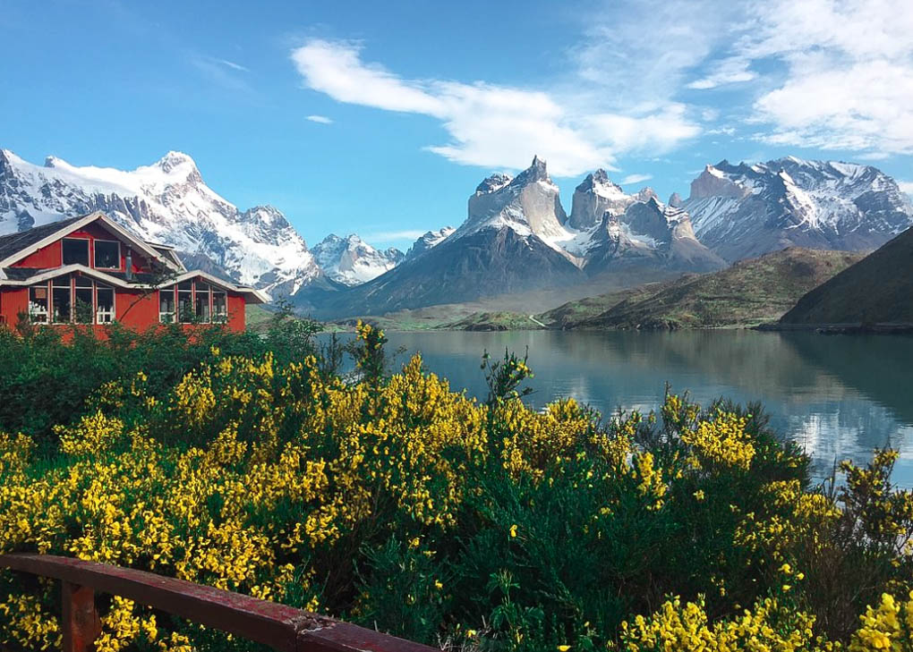 Pehoe Hosteria on the edge of Lake Pehoe 