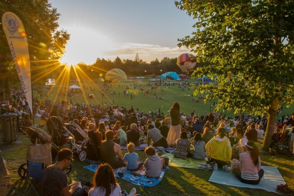 the zuru nightglow show at the Hamilton hot air balloons