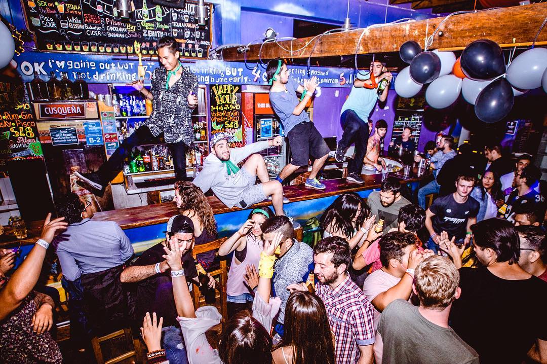 loki hostel cusco bar