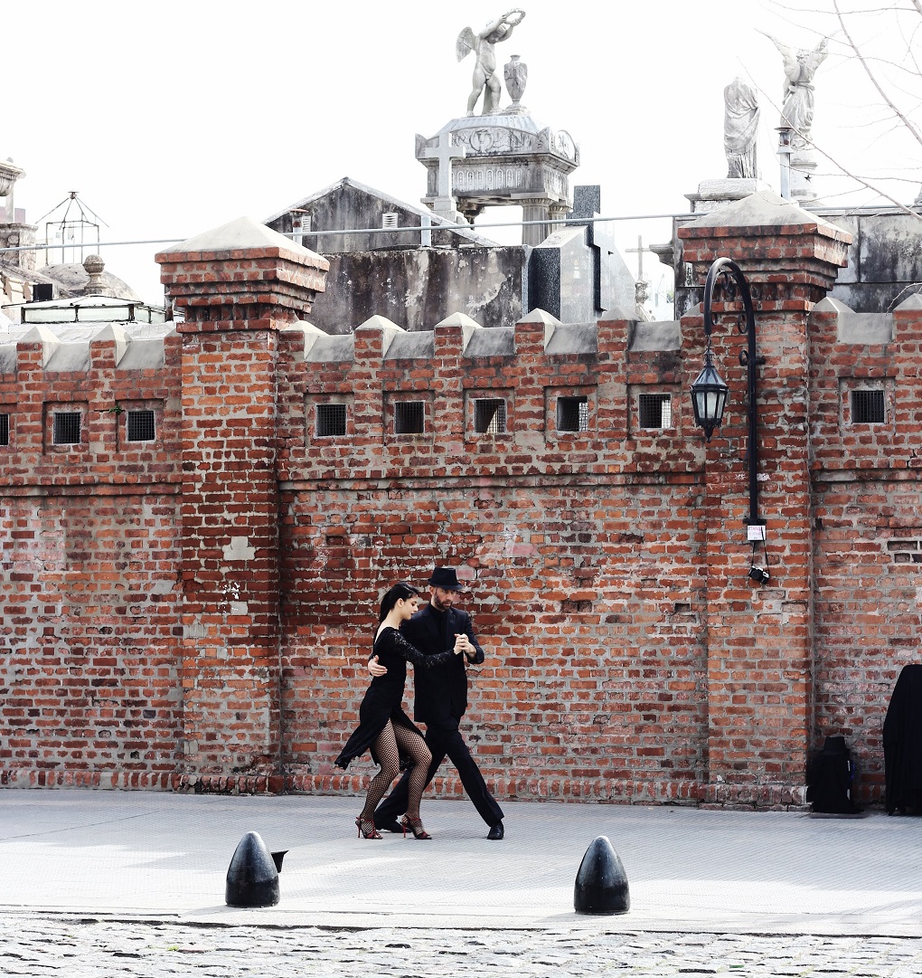 tango dancers in recolta buenos aires