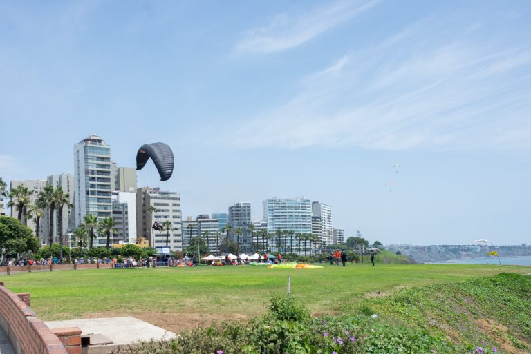 Paraglider lands in Miraflores, Lima