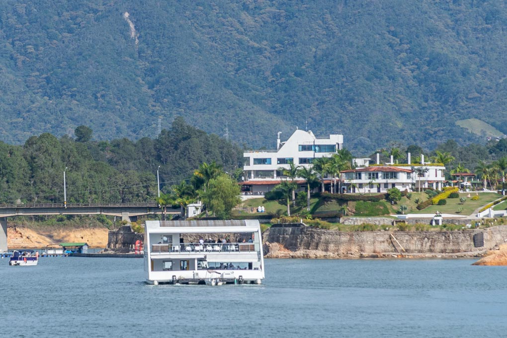 Yate Majestic dinner cruise in Guatapé