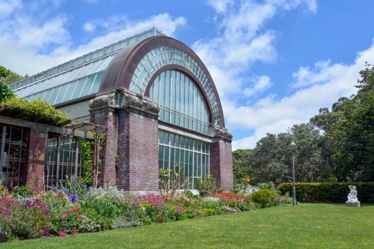 The outside of the botanical gardens in Auckland New Zealand on a sunny day
