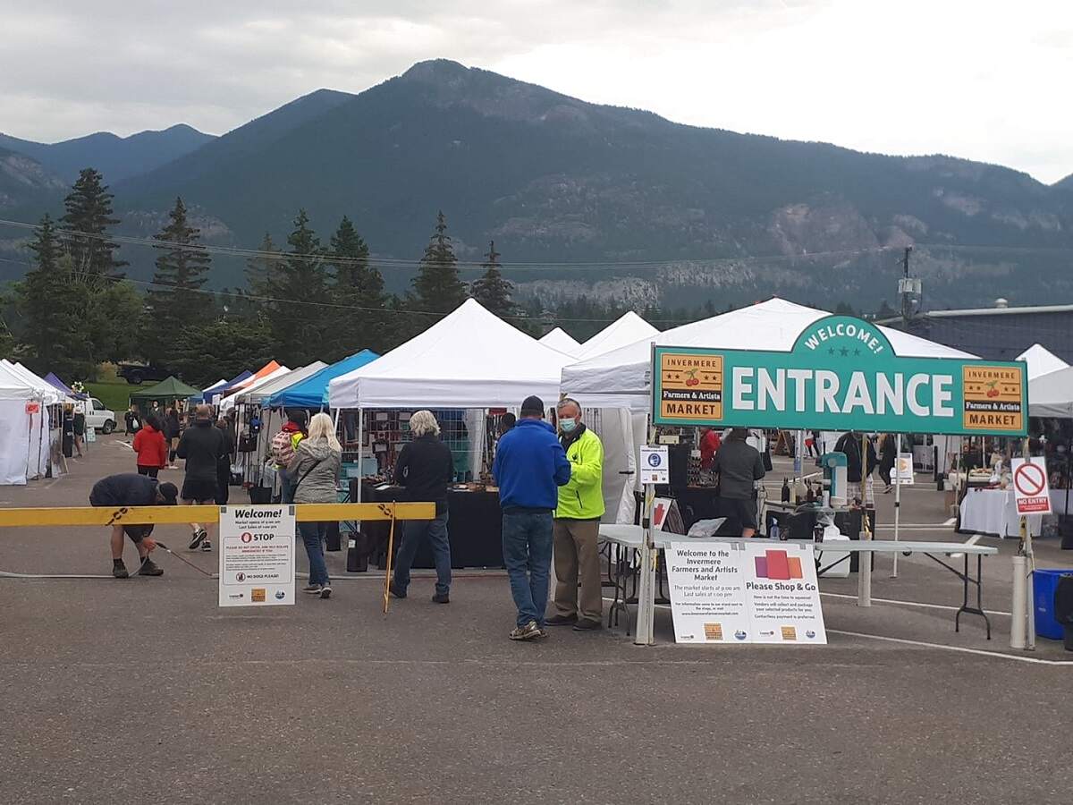 entrance to the Invermere Farmers market with a mountain in the background