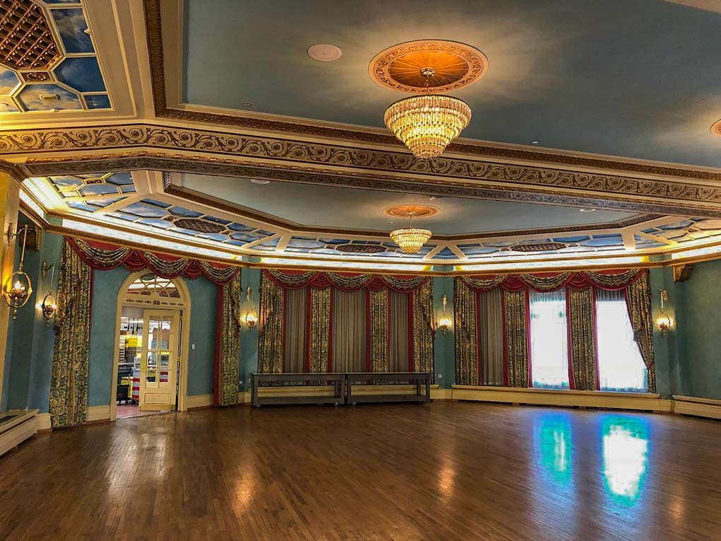 One of the magnificant rooms in the Fairmont Banff Hotel