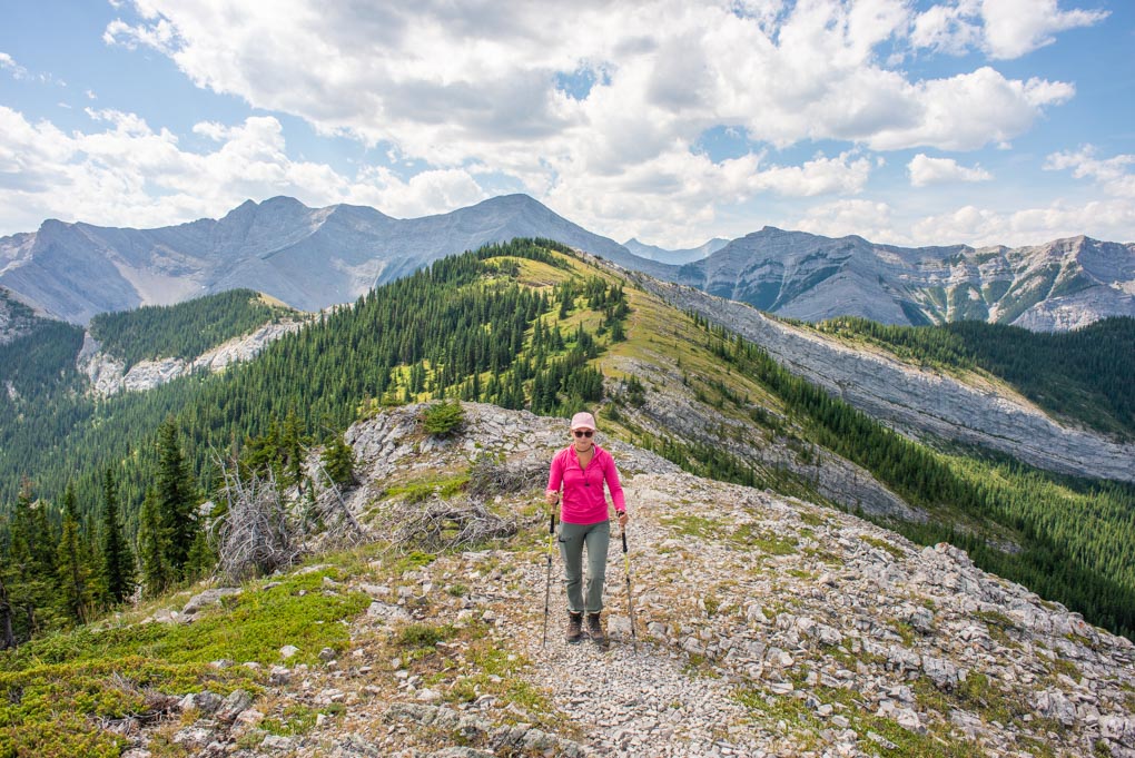 Hiking along the ridgeline on Heart Mountain Horseshoe Loop
