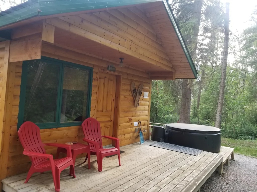 Beautiful cabin with private hot tub Airbnb in Radium BC