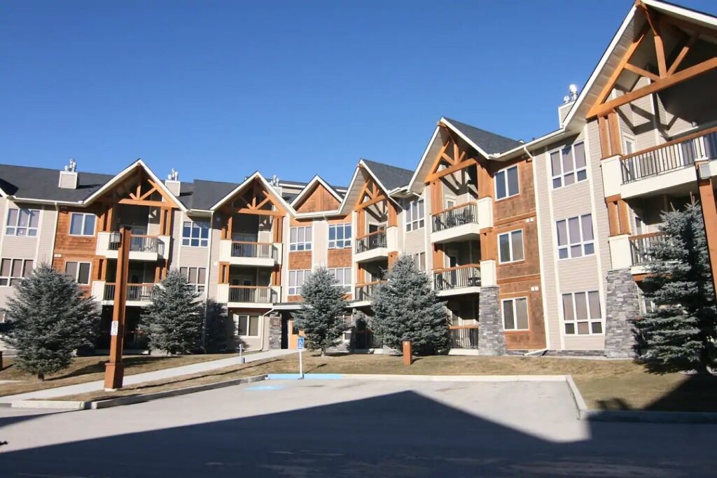 outside of the Radium Retreat airbnb