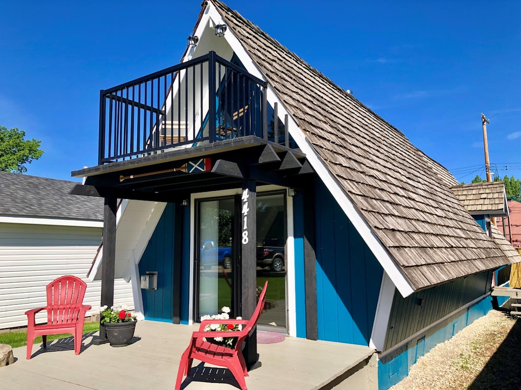 a ciute holiday home you can stay in at Sylvan Lake, Alberta