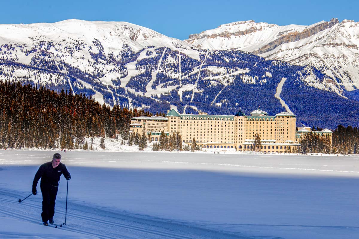 Crosscountry skiing on Lake Louise