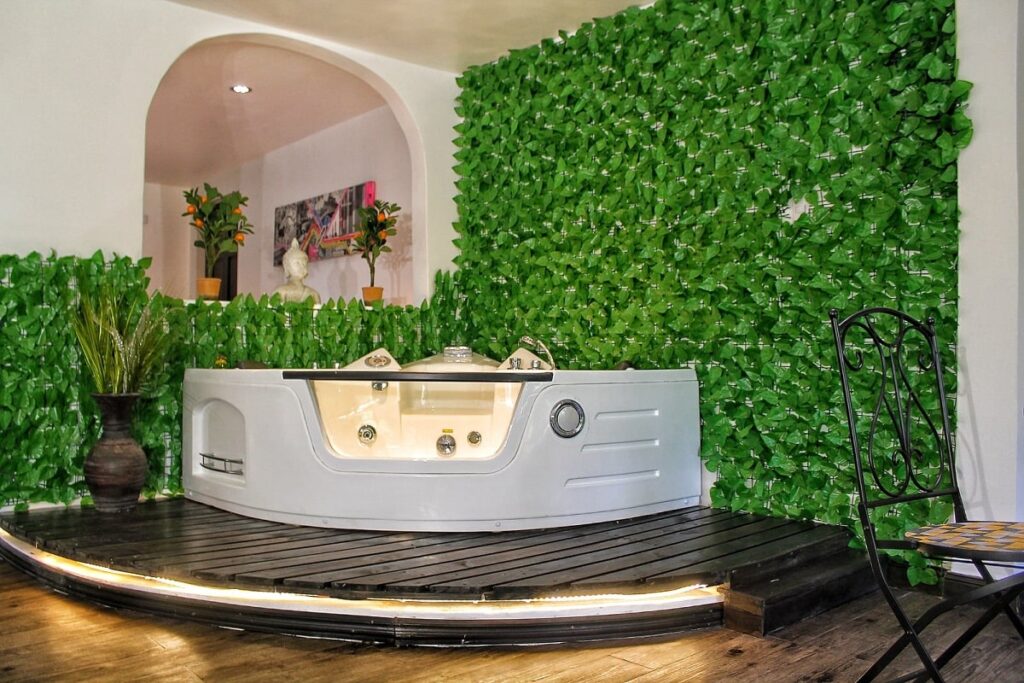 a room with a jaccuzi in Casa Vistas del Conde hotel in San Jose, Costa Rica