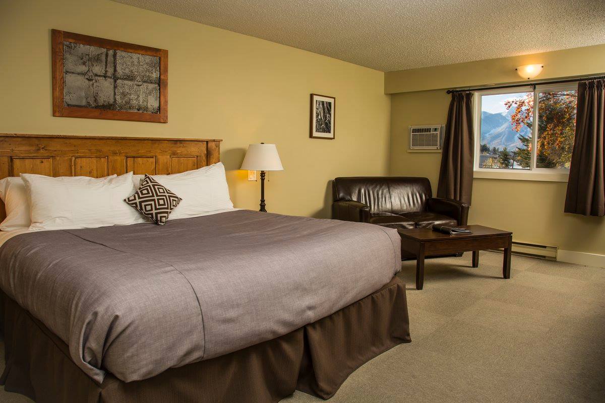 Red Tree Lodge Fernie King Suite