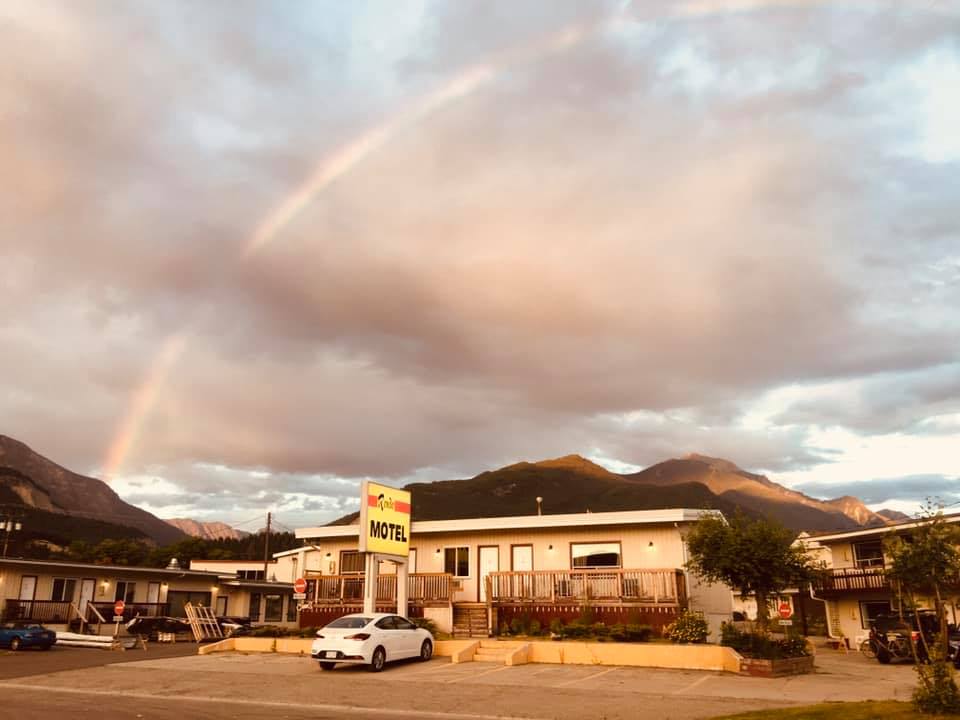 Rainbow shining over Rondo Motel in Golden
