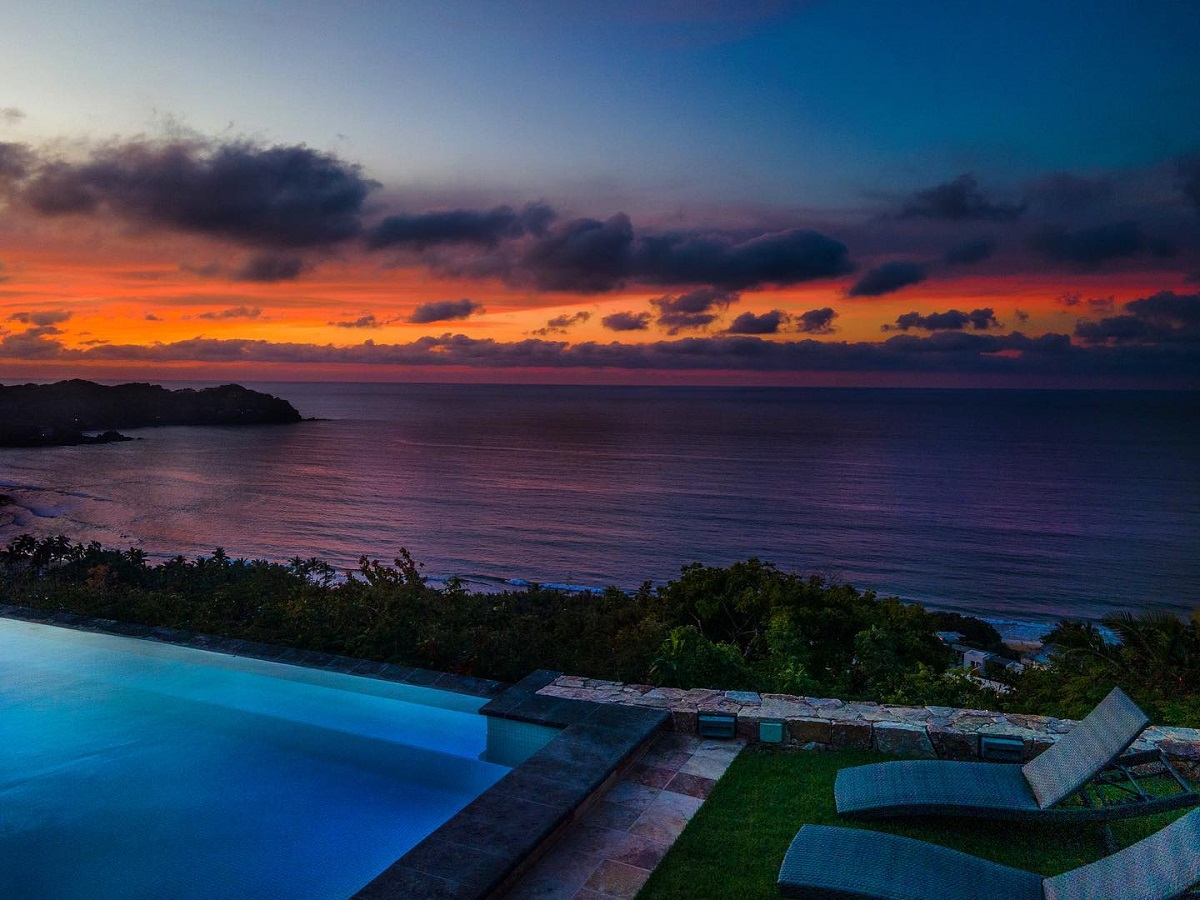 Vilas Piedra Blanca infinity pool at sunset
