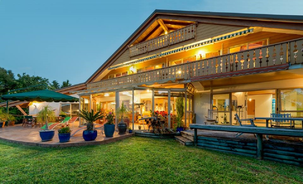 the outside to Chalet Romantica in the evening in the Bay of Islands.