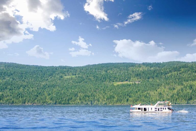 A house boat on the Shuswap Lake in Sicamous, BC