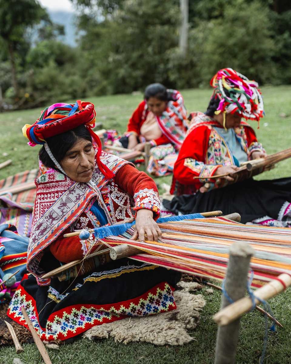 Awana Kancha workers making textiles