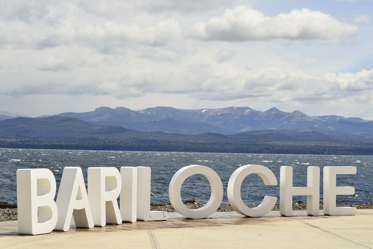Take a photo with the Bariloche sign in Argentina
