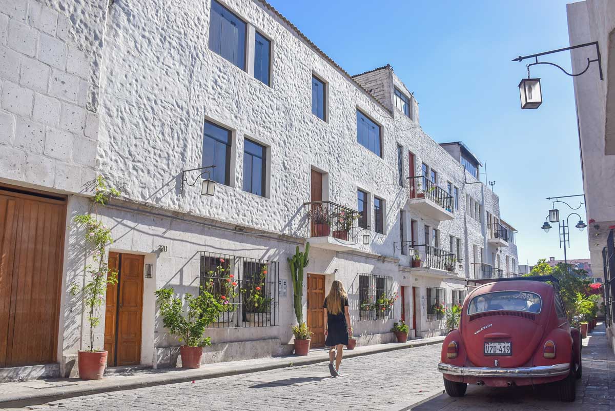 Exploring the white city or Arequipa on a walk tour