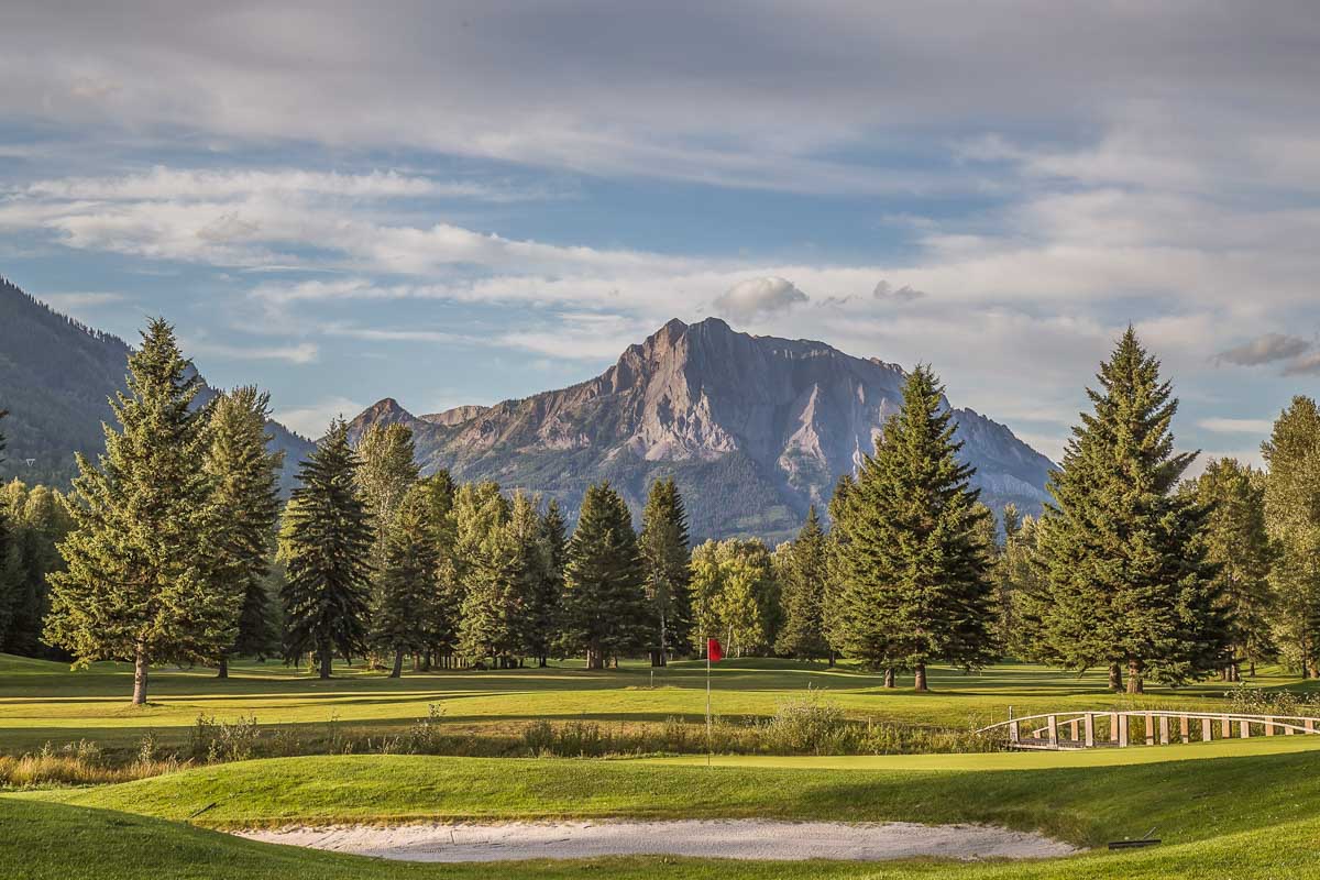 A hole at Fernie Golf Club with mountain views