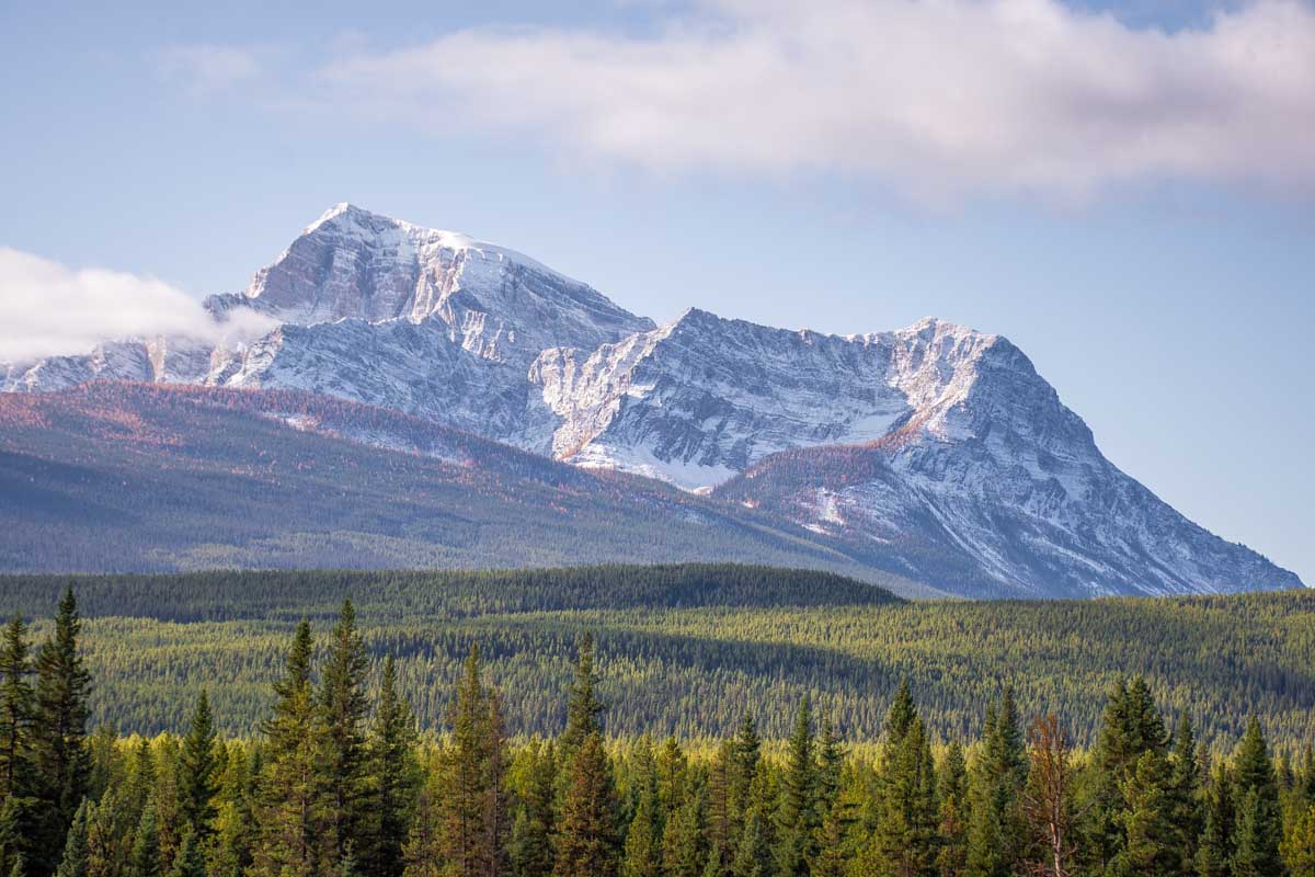 Views of a mountain at Morant's Curve along the Bow Valley Parkway