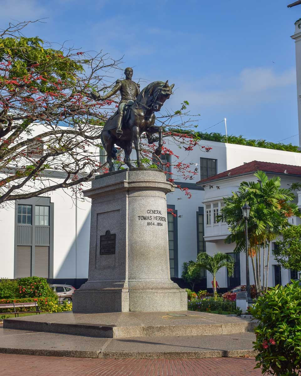 A statue in Old Town Panama City on a city tour
