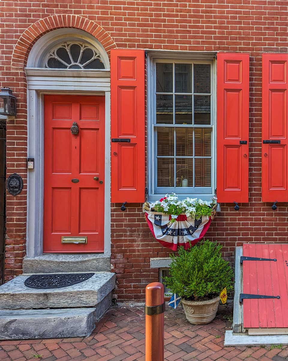 A cute door at Elfreth's Alley and Museum in Philadelphia, USA