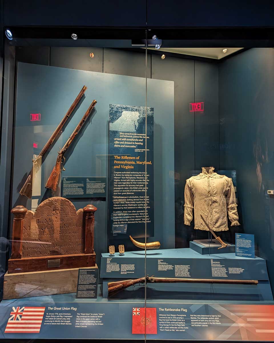 A display showing off muskets at the museum of the american revolution