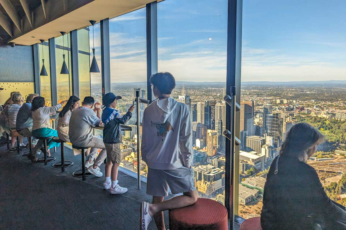 Kids look at melbourne from the melbourne skydeck