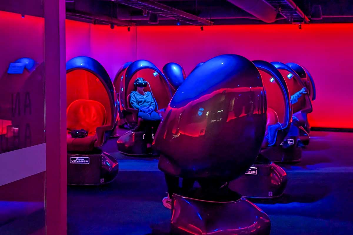 People at the voyager theatre of the melbourne skydeck