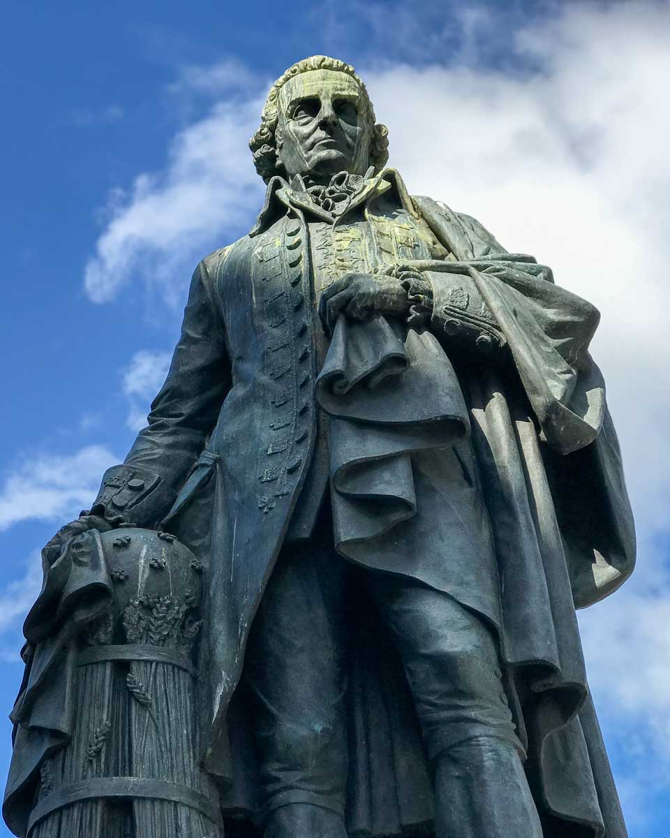 Monument-statue-to-Adam-Smith-in-front-of-Saint-Giles-cathedral-Edinburgh-Scotland