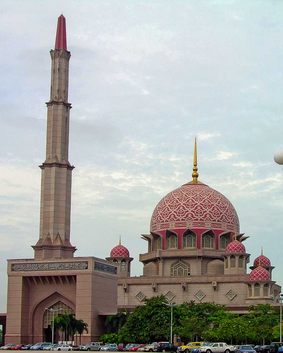 The-Putra-Mosque-in-Kuala-Lumpur-on-a-trip-from-Singapore