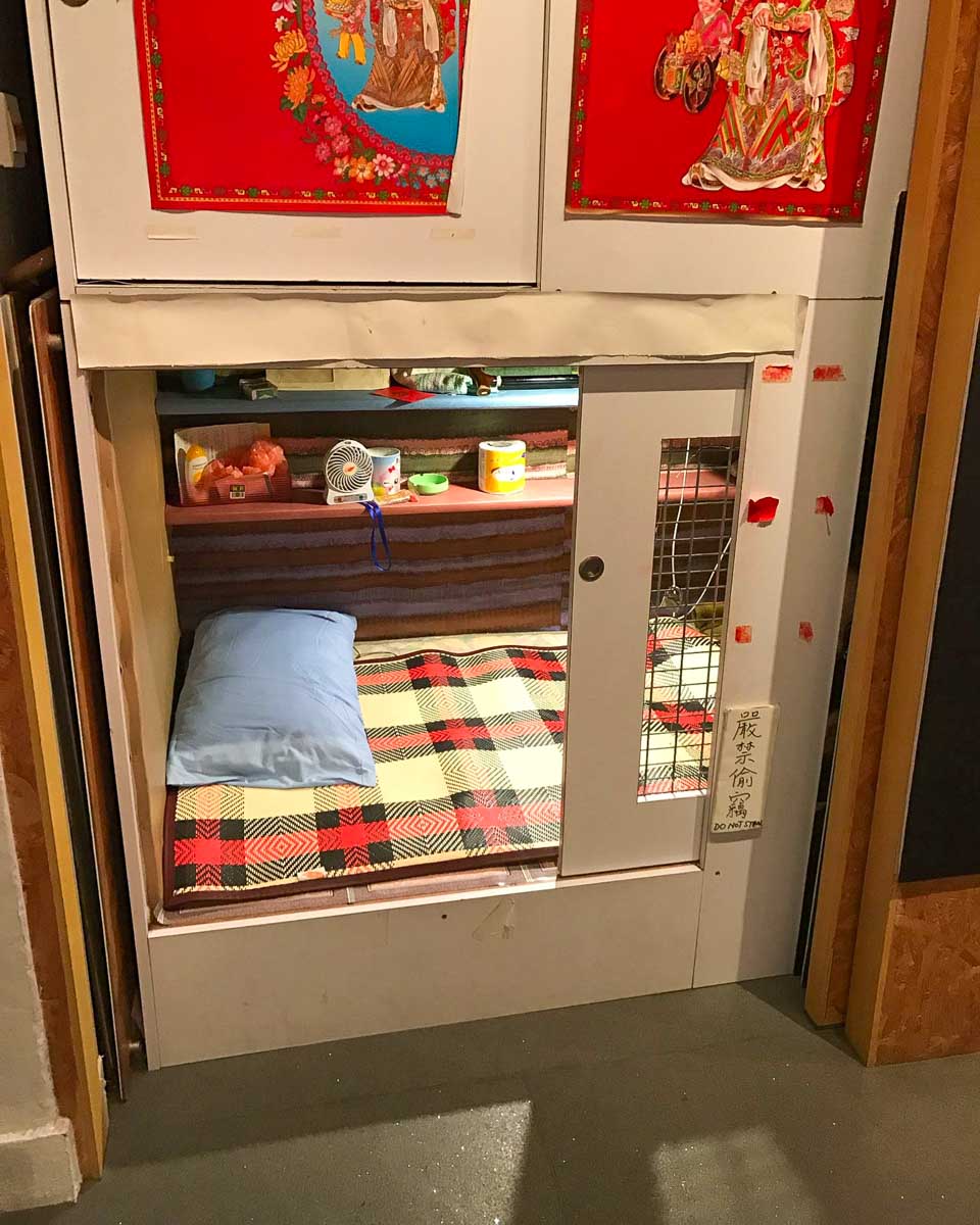 香港自由行 A cage home in Kowloon on a tour in Hong Kong