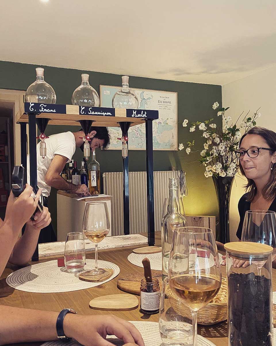 Le Pied à Terre Bordeaux people drink wine on a tour in Bordeaux France