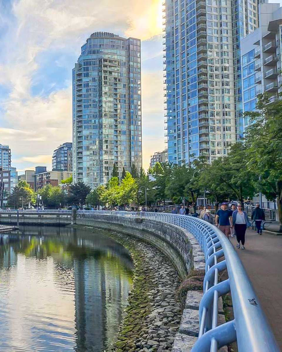 Quayside-Marina-in-Yaletown-Vancouver-at-Sunset