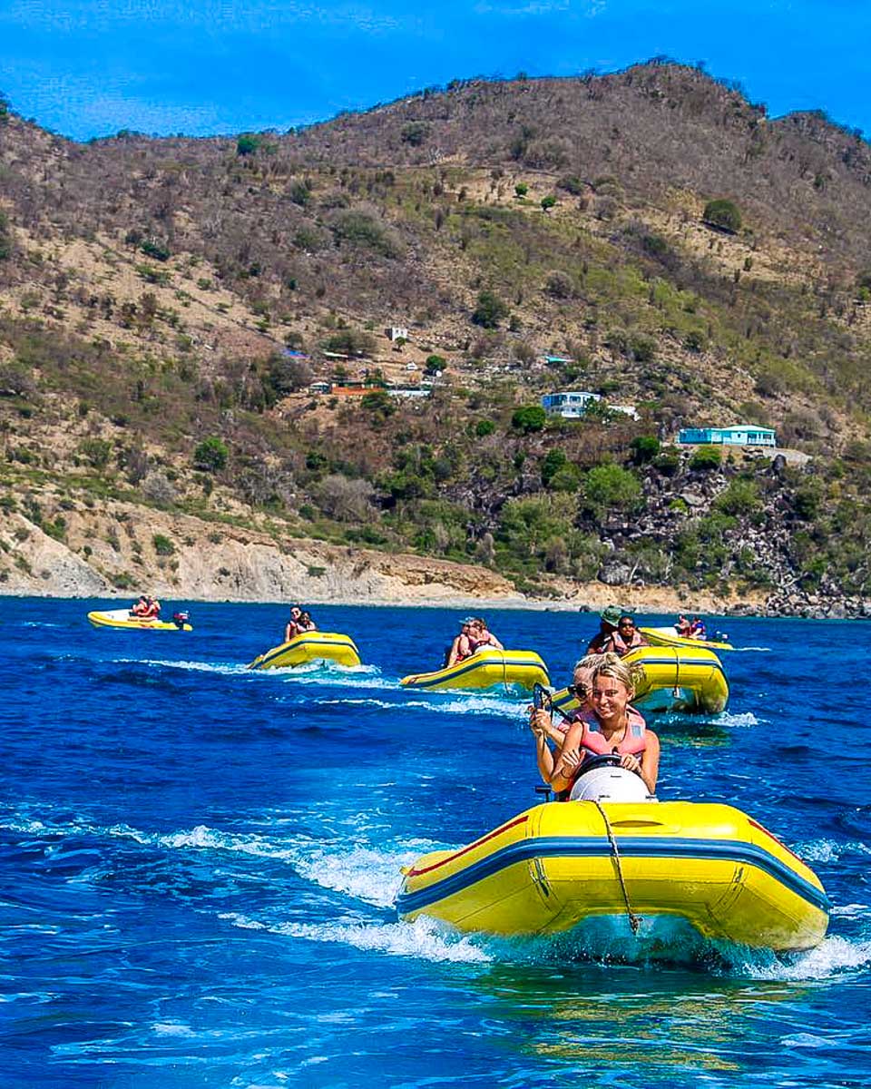 RHINO-SAFARI-people-on-speedboats-in-St-Maarten Philipsburg