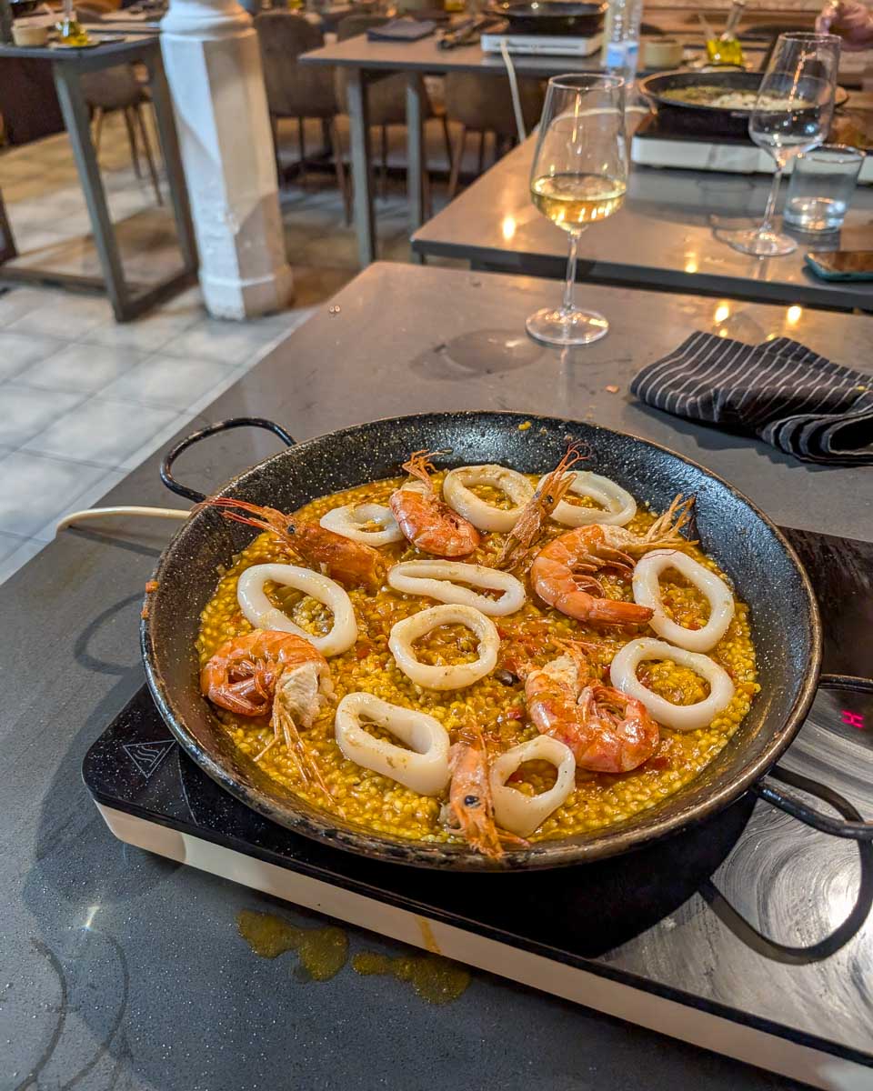 A-pan-with-shrimp-paella-during-a-cooking-class-in-Palma-de-Mallorca