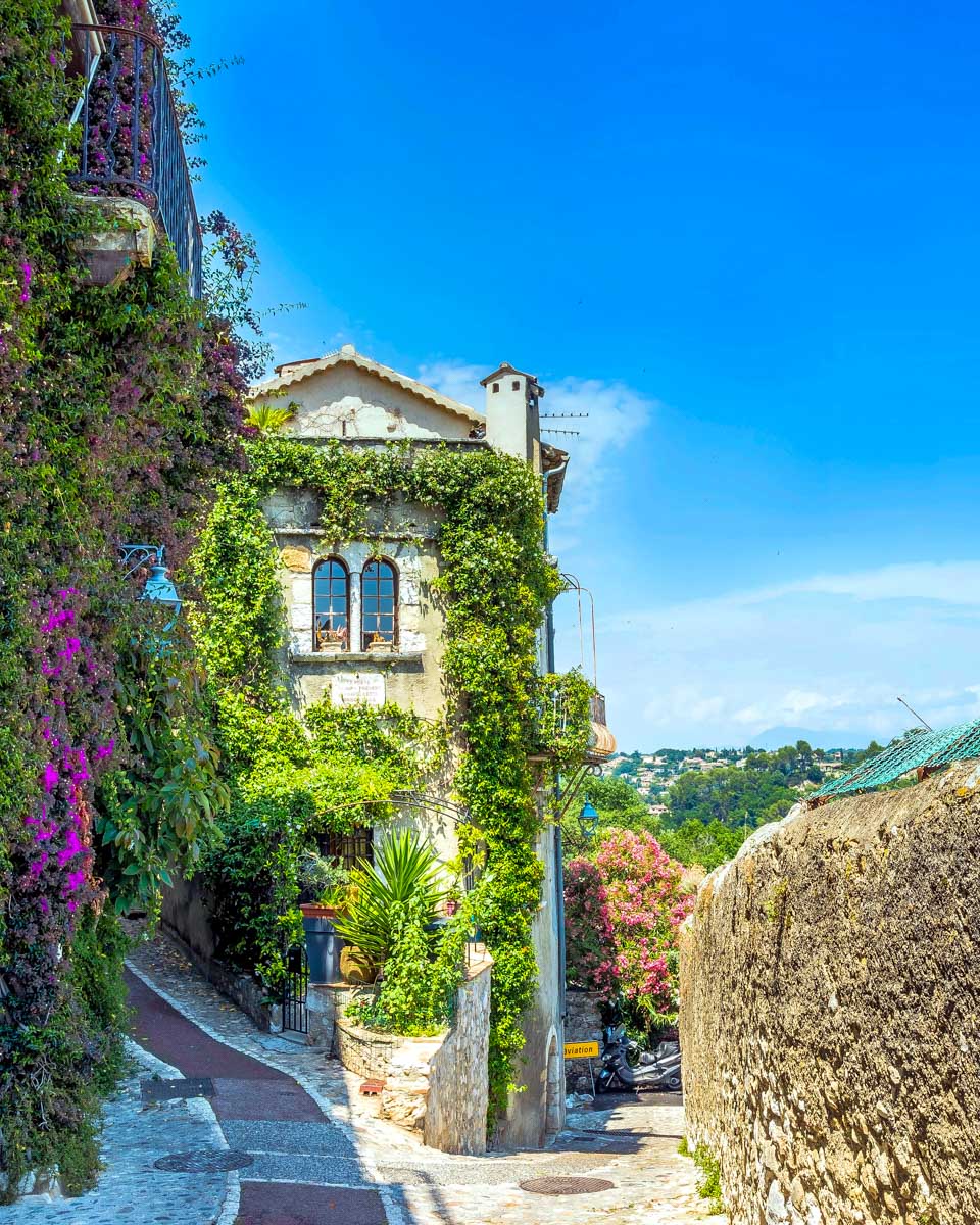 saint-paul-de-vence-streets-seen-on-a-tour-from-Monaco