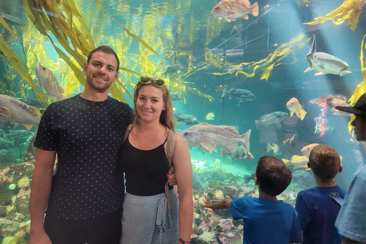 Bailey-and-Daniel-pose-for-a-photo-at-the-Houston-Aquarium