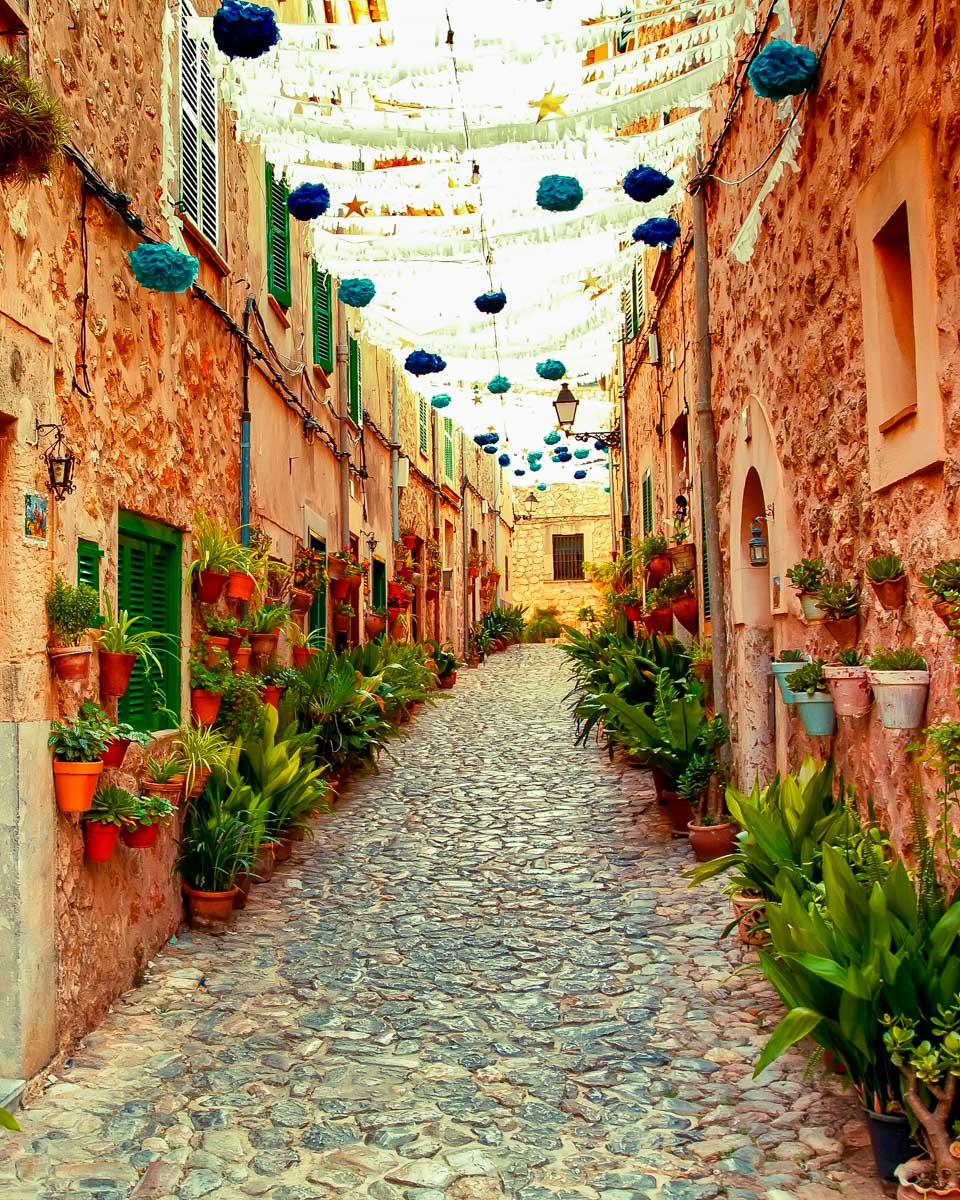 The cobbled streets of valldemossa seen on a tour from Mallorca Sapin