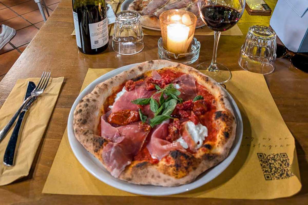 Bailey-eats-pizza-in-Rome-Italy