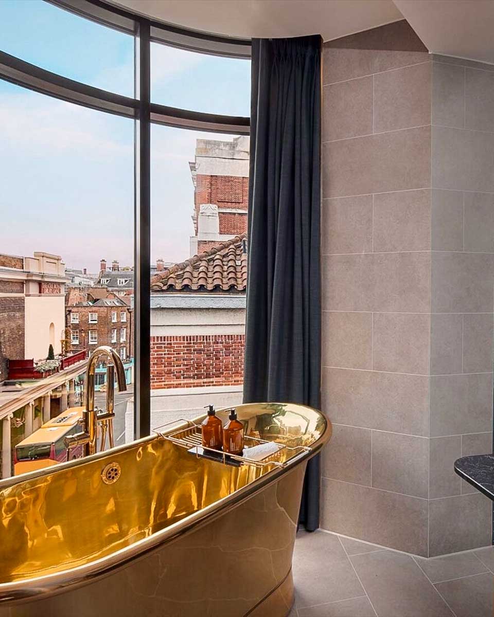 Hotel AMANO Covent Garden in London tub