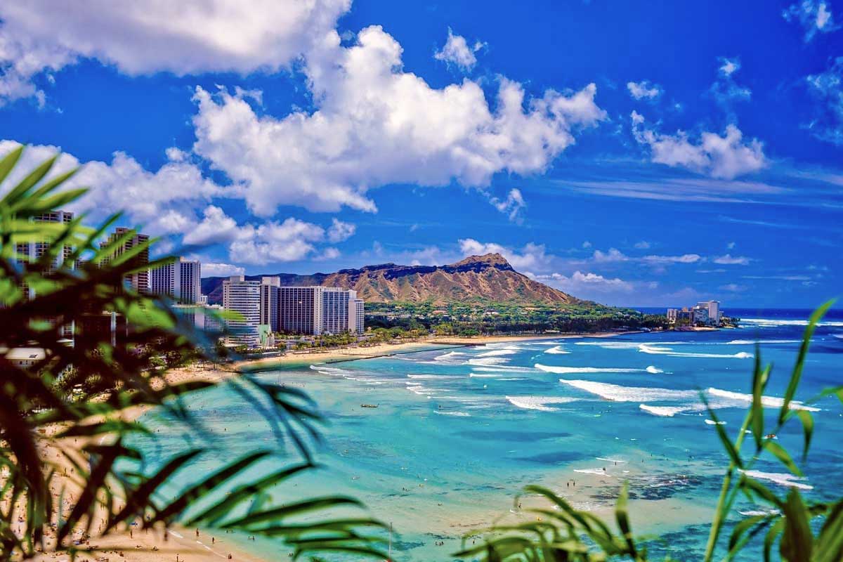 Waikiki-beach-and-diamond-head-in-Oahu-Hawaii