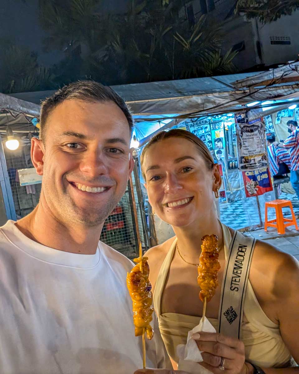 Bailey and Daniel eat food on a tuk tuk night tour in Bangkok Thailand (10)