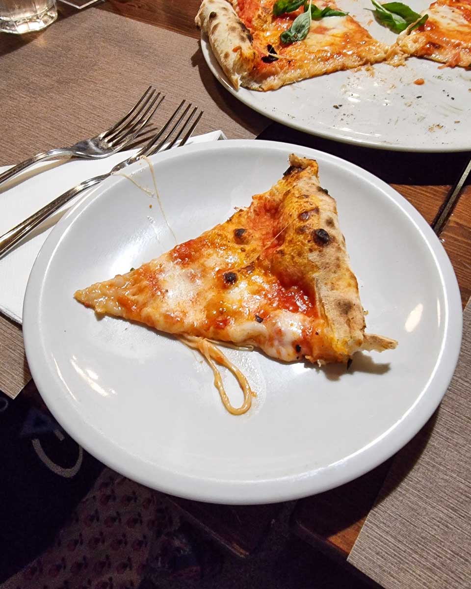 Food-pizza-eaten-on-a-food-tour-in-Italy-Rome